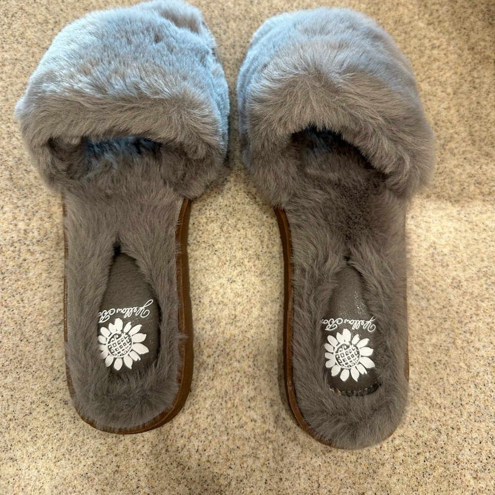 Yellow box faux fur slide